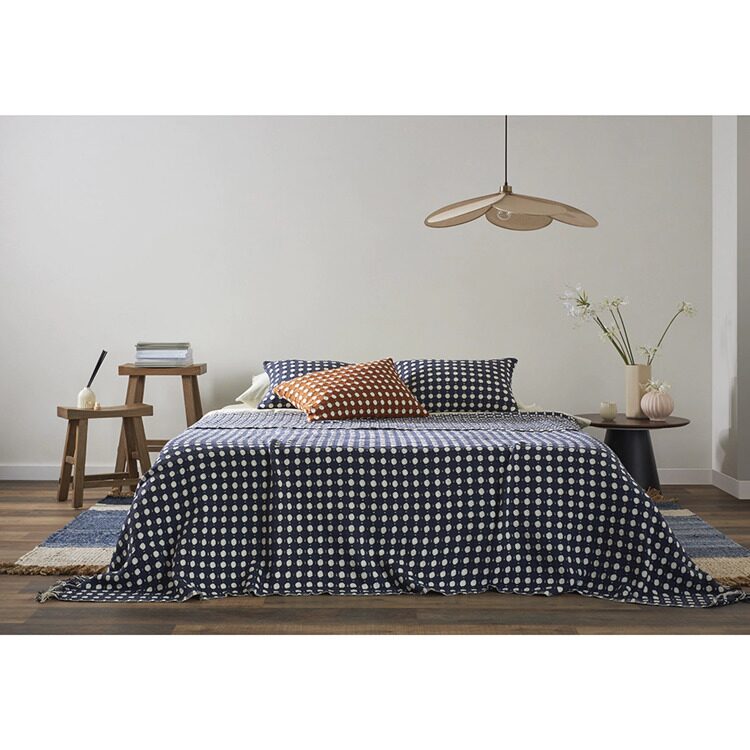 Покрывало из хлопка Tkano Polka dots темно-синего цвета из коллекции Essential, 180х250 см