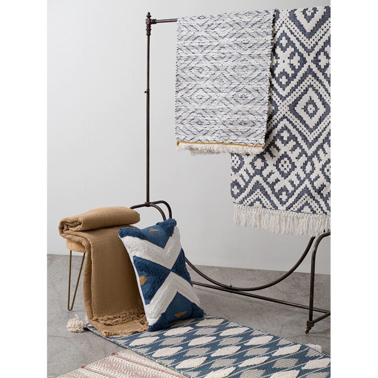 Ковер из хлопка Tkano синего цвета Argyle из коллекции Ethnic, 70х160 см