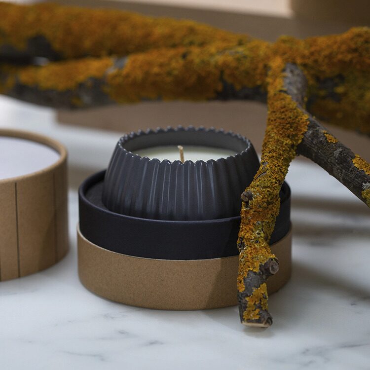 Свеча ароматическая Tkano Cypress, Jasmine & Patchouli из коллекции Edge, серый, 30 ч