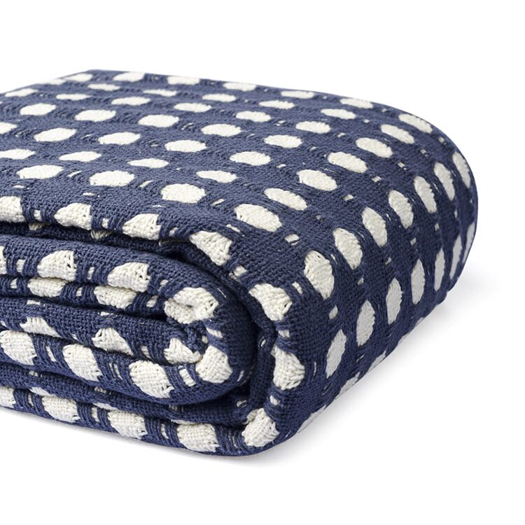 Покрывало из хлопка Tkano Polka dots темно-синего цвета из коллекции Essential, 180х250 см