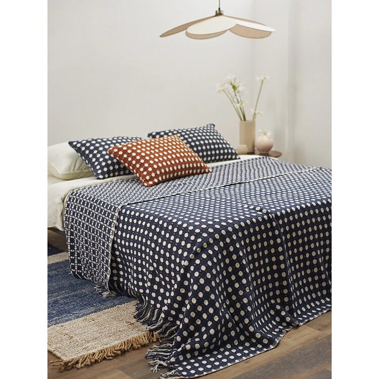 Покрывало из хлопка Tkano Polka dots темно-синего цвета из коллекции Essential, 180х250 см