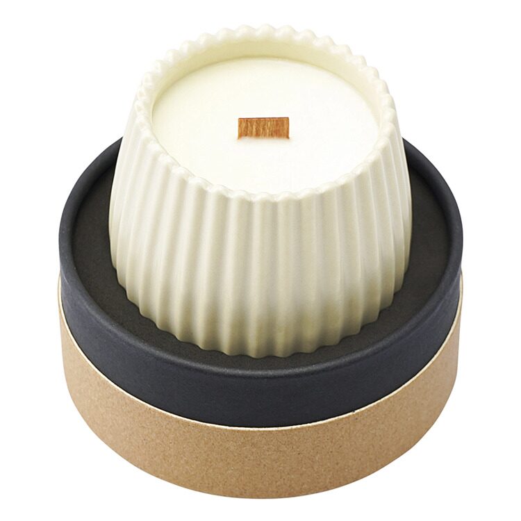 Свеча ароматическая Tkano с деревянным фитилём Sandalwood, Bergamot & Citrus из коллекции Edge, беже