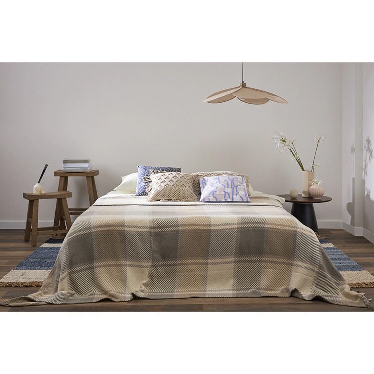 Покрывало из хлопка Tkano Warm traditions бежево-серого цвета из коллекции Essential, 230х250 см