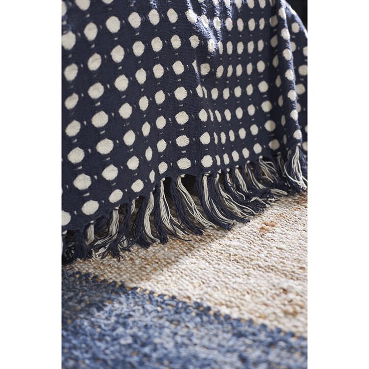 Покрывало из хлопка Tkano Polka dots темно-синего цвета из коллекции Essential, 180х250 см