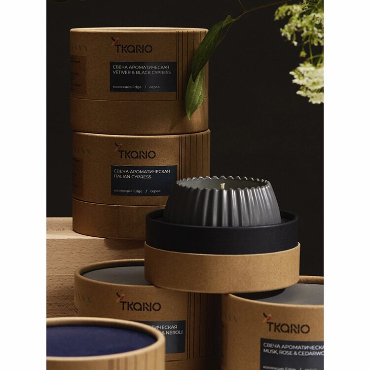 Свеча ароматическая Tkano Sandalwood, Bergamot & Citrus из коллекции Edge, серый, 30 ч