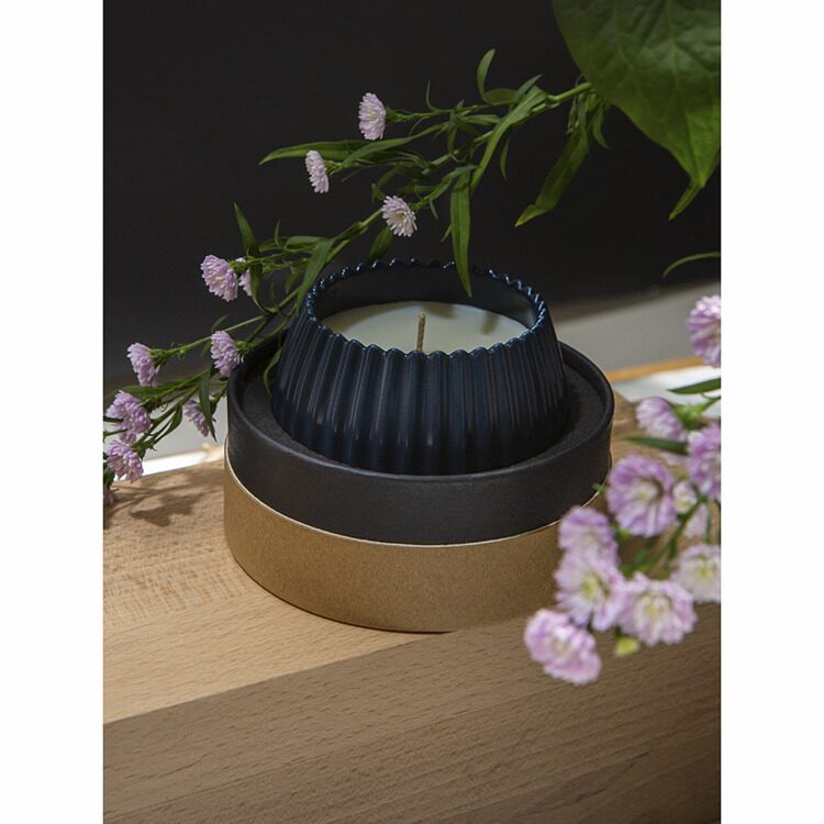 Свеча ароматическая Tkano Sandalwood, Bergamot & Citrus из коллекции Edge, синий, 30 ч