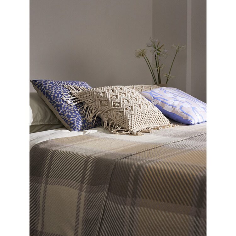 Покрывало из хлопка Tkano Warm traditions бежево-серого цвета из коллекции Essential, 230х250 см