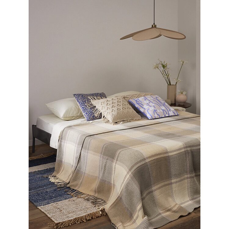 Покрывало из хлопка Tkano Warm traditions бежево-серого цвета из коллекции Essential, 230х250 см